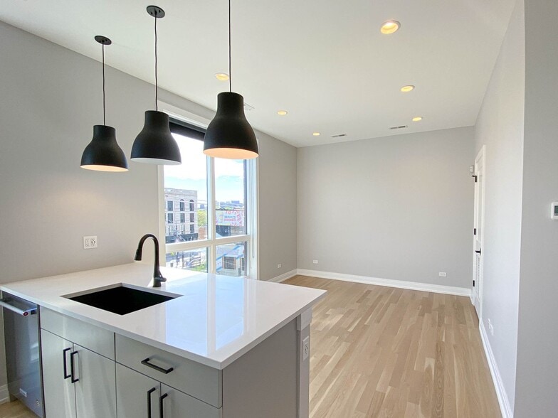 Building Photo - 1060 W Cornelia Ave