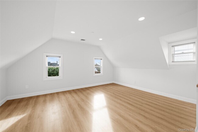 Building Photo - 584 Main St