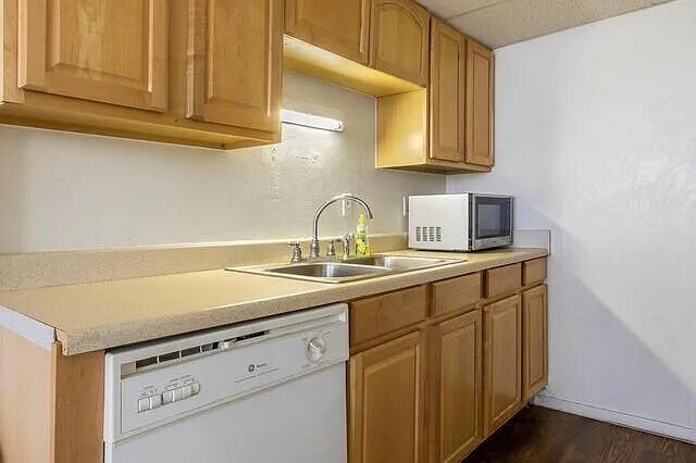 Building Photo - Room in Condo on Lavaca St