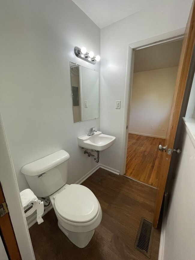 Building Photo - Three Bedroom Home in Sugarbrook Area!