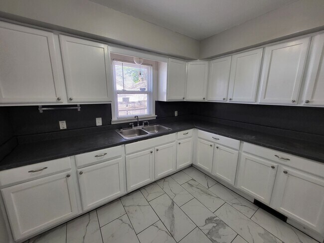 Building Photo - 3 bedroom, 1.5 bathroom house located in E...