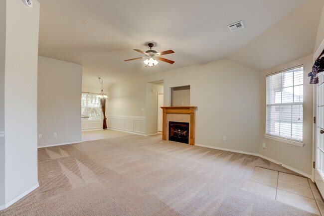 Building Photo - 3 Bed / 2 Bath in Collinsville!