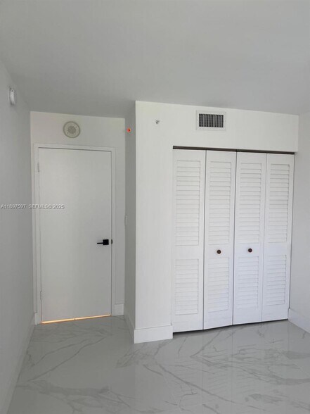 Building Photo - 800 N Miami Ave