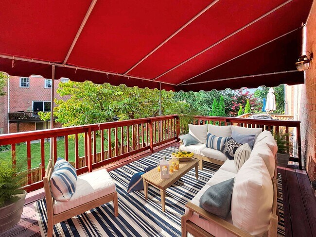 Building Photo - Delightful 4BR TH in highly desired Chapel...