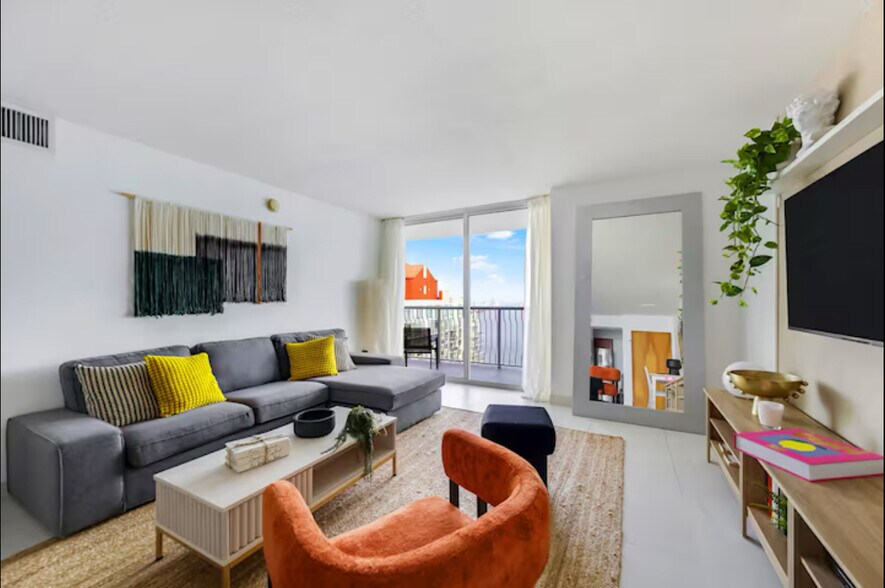 Building Photo - 1200 Brickell Bay Dr