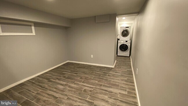 Building Photo - 2321 E Cabot St