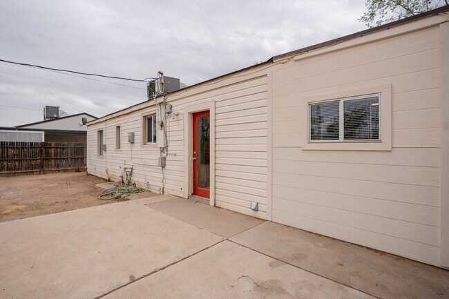 Building Photo - 1410 W Clarendon Ave