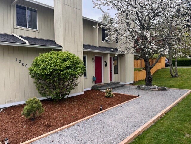 Building Photo - Spacious 3-Bedroom Remodeled Townhome in F...