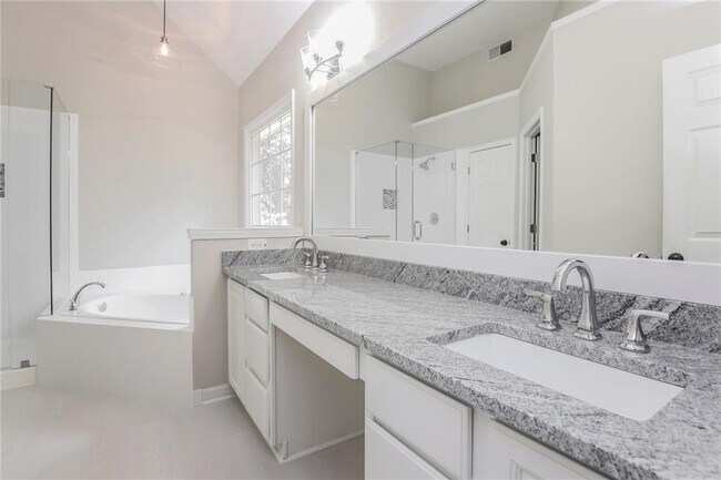 Building Photo - 2550 Highland Pointe Dr