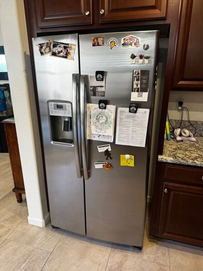 Building Photo - 2 STORY HOME WITH SOLAR IN WEST ROSEVILLE!