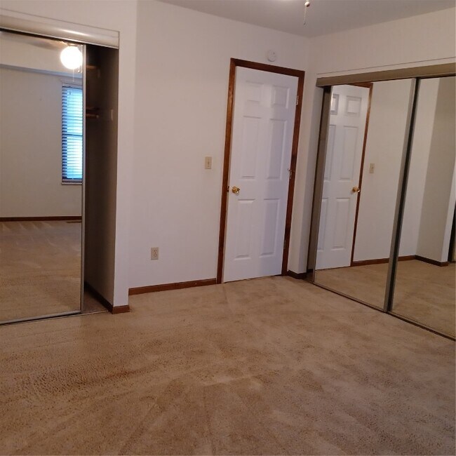 Building Photo - 14 Twin Oaks Dr