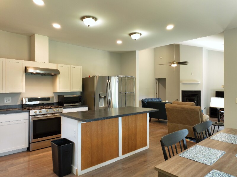 Building Photo - 425 Shamrock Ct
