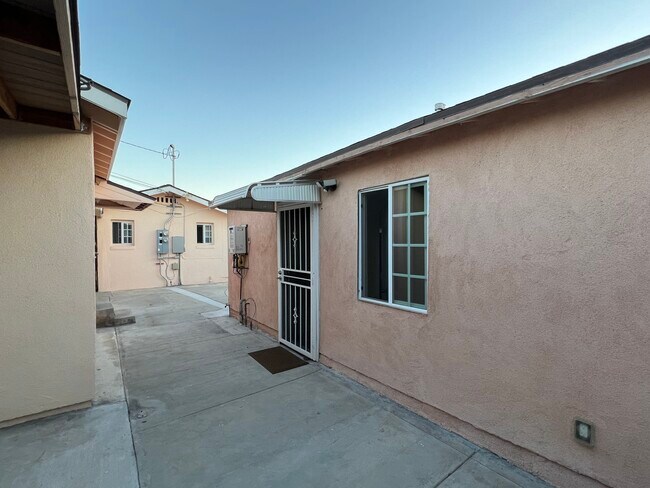 House Entrance - 2849 Flower St