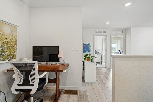 Building Photo - Spacious 3BR/3BA Townhome-Available NOW!