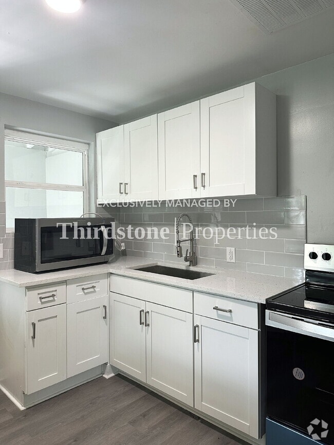 Building Photo - 1120 Skye Dr E