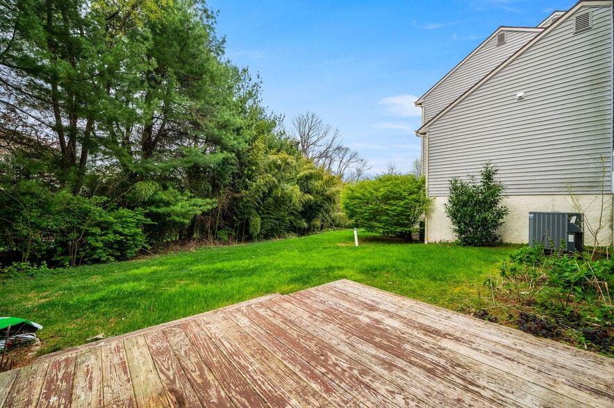 Building Photo - 302 Pinebrooke Cir