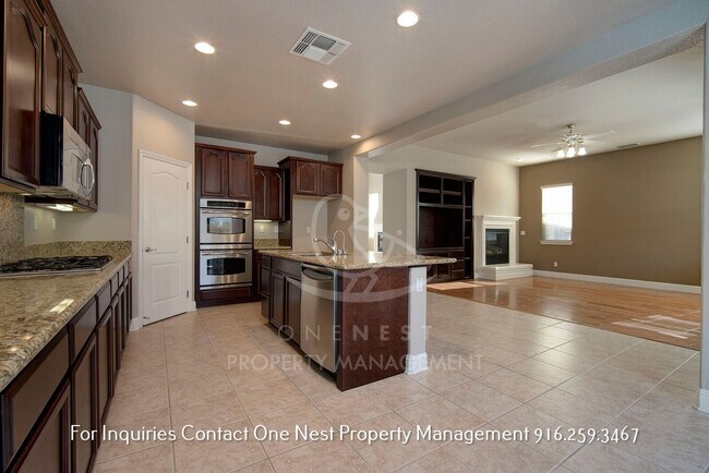 Building Photo - Fantastic - one of a kind 5 bdrm 4 bth home with pool