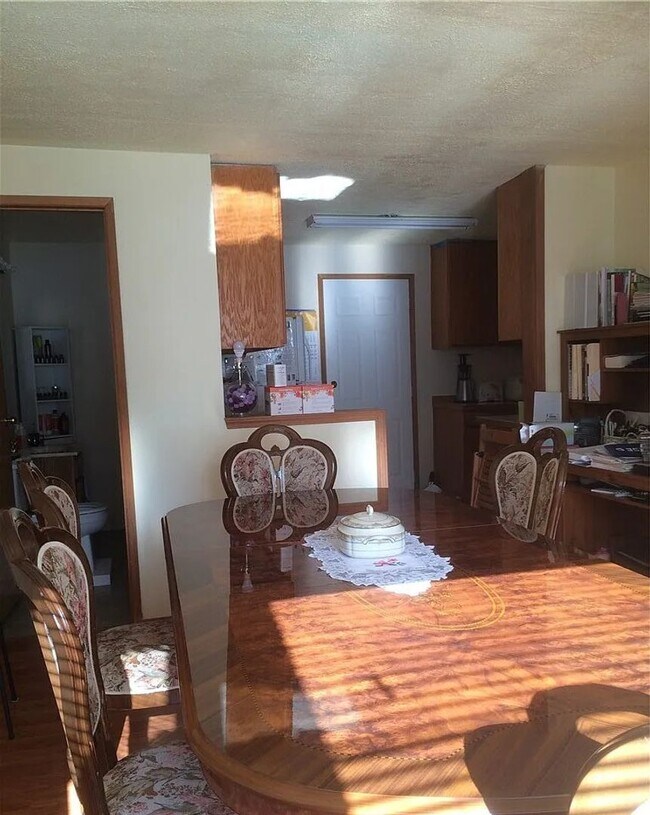 Building Photo - Bellevue Rambler with Great Location
