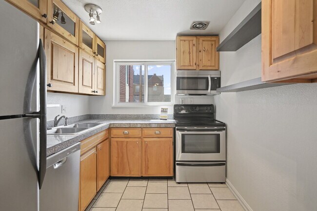 Building Photo - 3 Bedroom Townhome in University Neighborhood