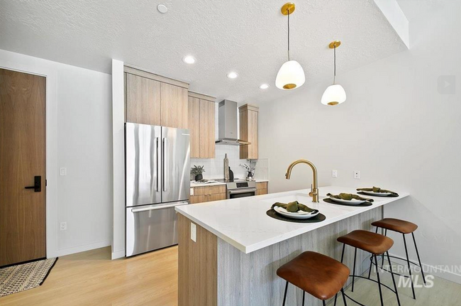 Building Photo - Stylish 1 Bed, 1 Bath Main-Level Condo in ...