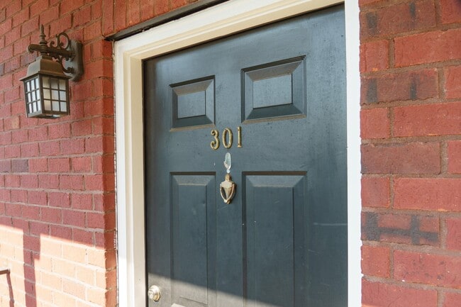 Building Photo - 2 Bedroom Condo in View of Jordan-Hare Stadium