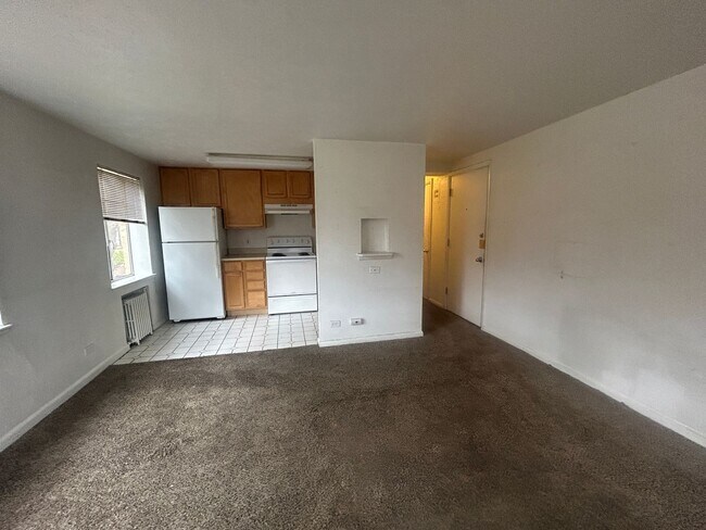 Building Photo - Available April 1 - 1 Bed/1 Bath Lindsley Park Condo