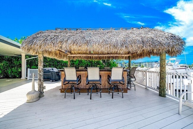 Building Photo - 3567 Commodore Cir