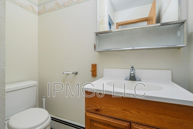 Building Photo - 384 Explorer Ct