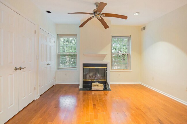 Building Photo - Beautiful 2 Bedroom, 2 Bathroom Historical Row Home