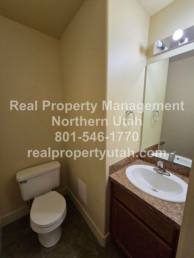 Building Photo - 3 Bedroom 2 Bath Townhome in West Haven Available Now!