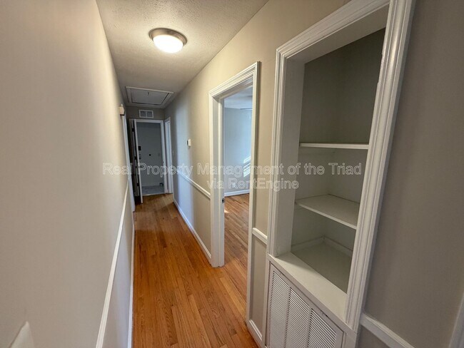 Building Photo - 2748 Lyndhurst Ave