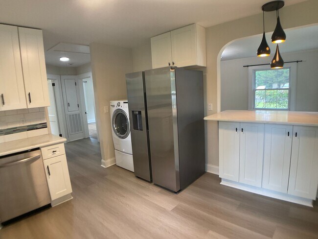 Building Photo - Adorable, Renovated Bungalow with Huge Yard and Deck!