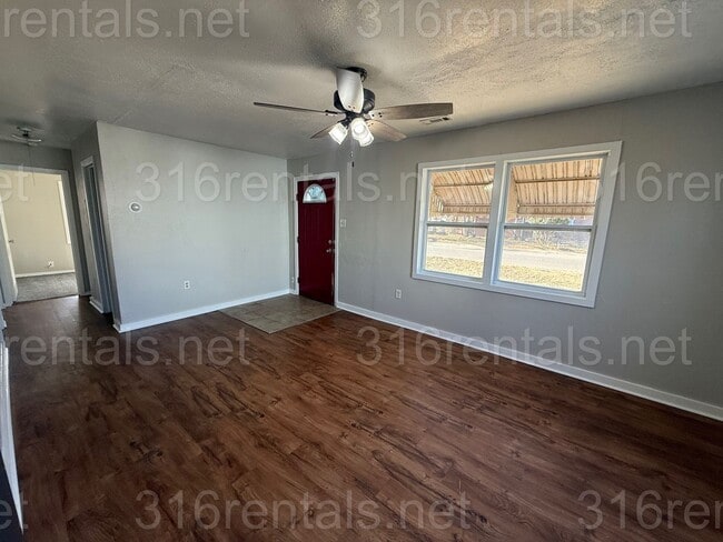 Building Photo - $915 - 3 bedroom / 1 bathroom - Single Family Home