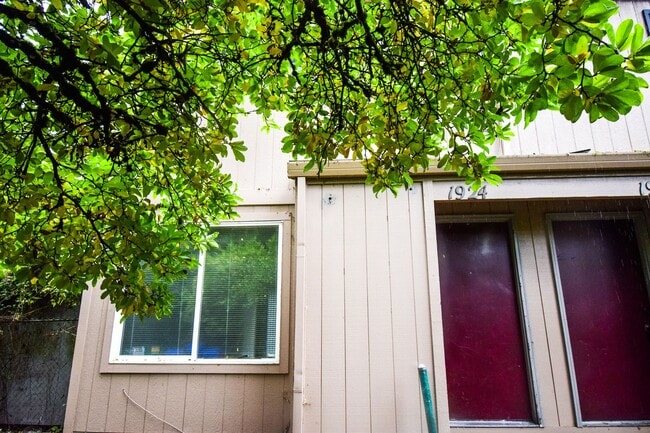 Building Photo - Newly Updated 2 BR Townhouse Apartment in ...