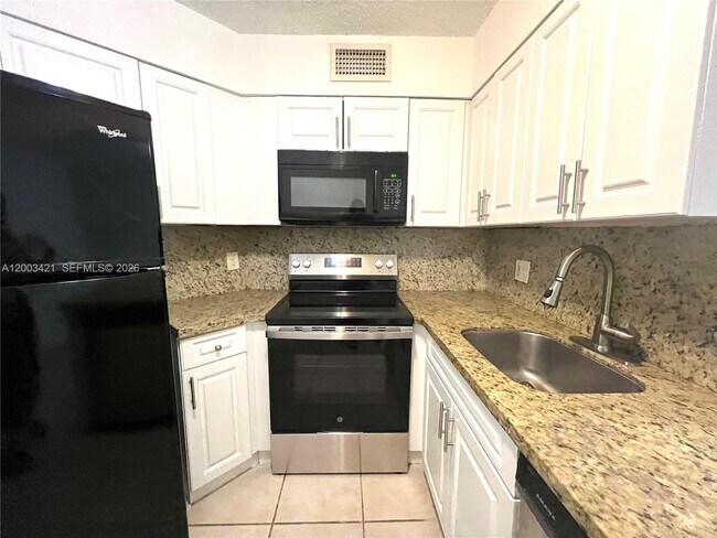 Building Photo - 210 Lake Pointe Dr