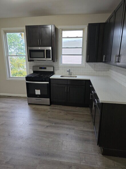Building Photo - 584 Hunterdon St