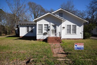 Building Photo - Three Bedroom Close to Tech!