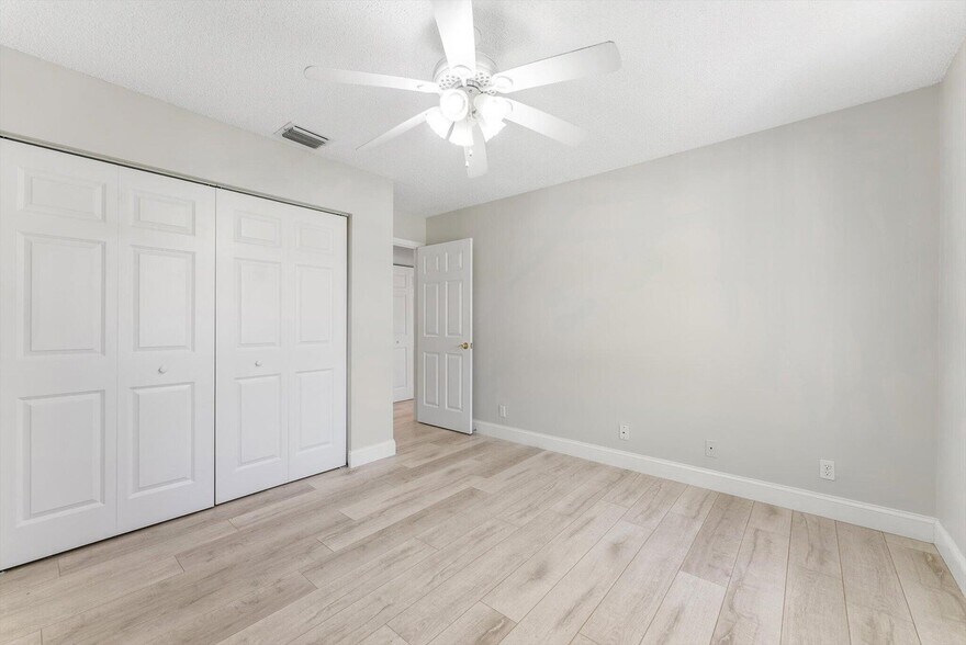 Building Photo - 5809 Sun Pointe Cir