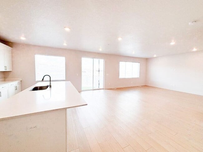 Building Photo - 414 W Snowberry Dr