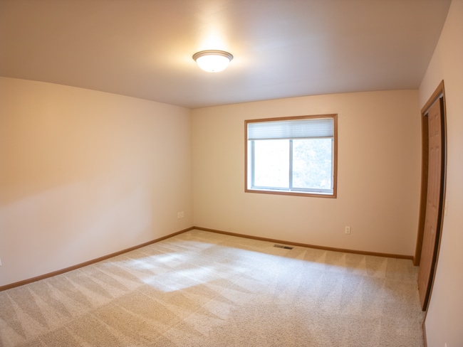 Building Photo - 2 Bedroom Apartment in Quiet Neighborhood!