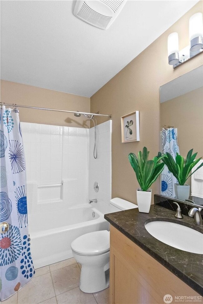 Building Photo - Town house available in desirable woodinville