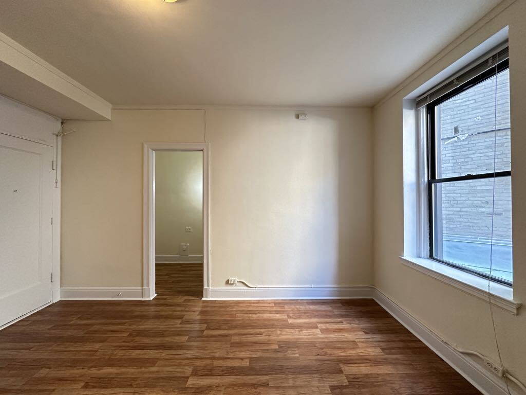 Building Photo - 3335 W Diversey Ave