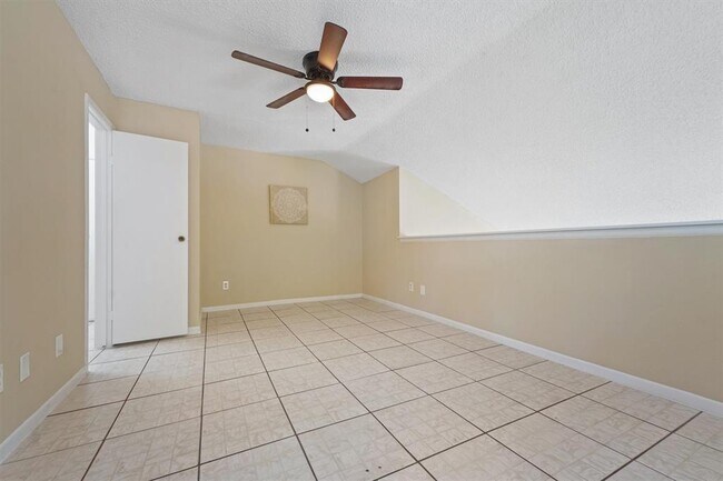 Building Photo - 10855 Meadowglen Ln