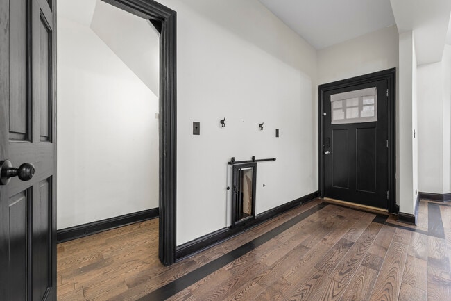 Building Photo - 614 N Troy St