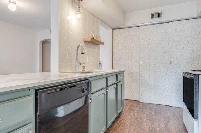 Building Photo - 384 N Post Oak Ln