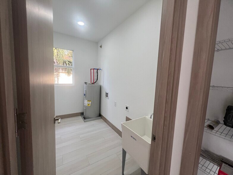 Building Photo - 1470 Henning St