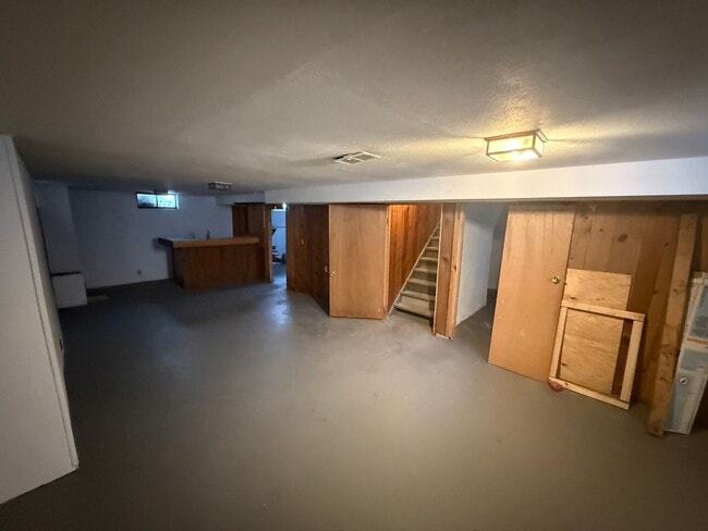 Building Photo - 4 Bedroom / 1 Bathroom House