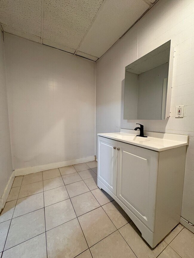 Building Photo - 58-60 Temple Street