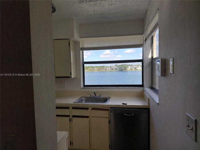 Building Photo - 999 Hamilton Dr