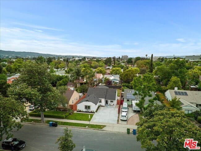 Building Photo - 5815 Saloma Ave